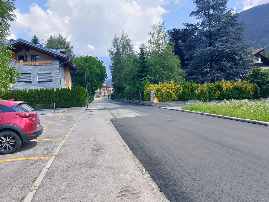 Pinzolo – Proseguono le asfaltature dopo i lavori del PNRR: ancora qualche disagio, ma il cantiere è alle battute finali