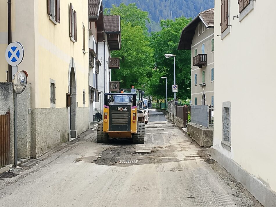 Pinzolo- Cantiere asfaltutura al lavoro fin dalle prime del mattino del 30 giugno 2026