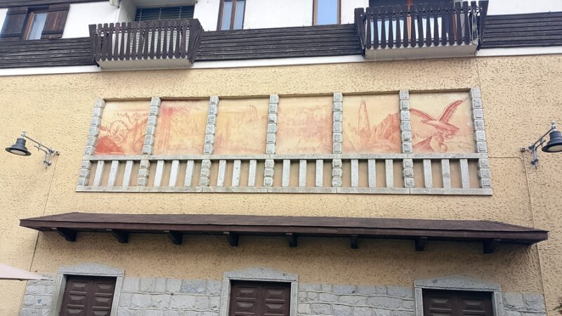 Pinzolo, il murale del vecchio cinema Dolomiti: un patrimonio da restaurare e valorizzare