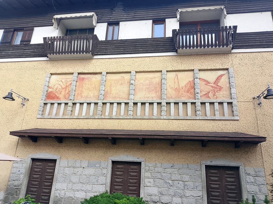 Pinzolo, il murale del vecchio cinema Dolomiti: un patrimonio da restaurare e valorizzare