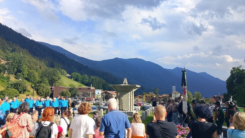Pinzolo celebra il centenario del Monumento ai Caduti: una cerimonia tra memoria, storia e note del coro Presanella