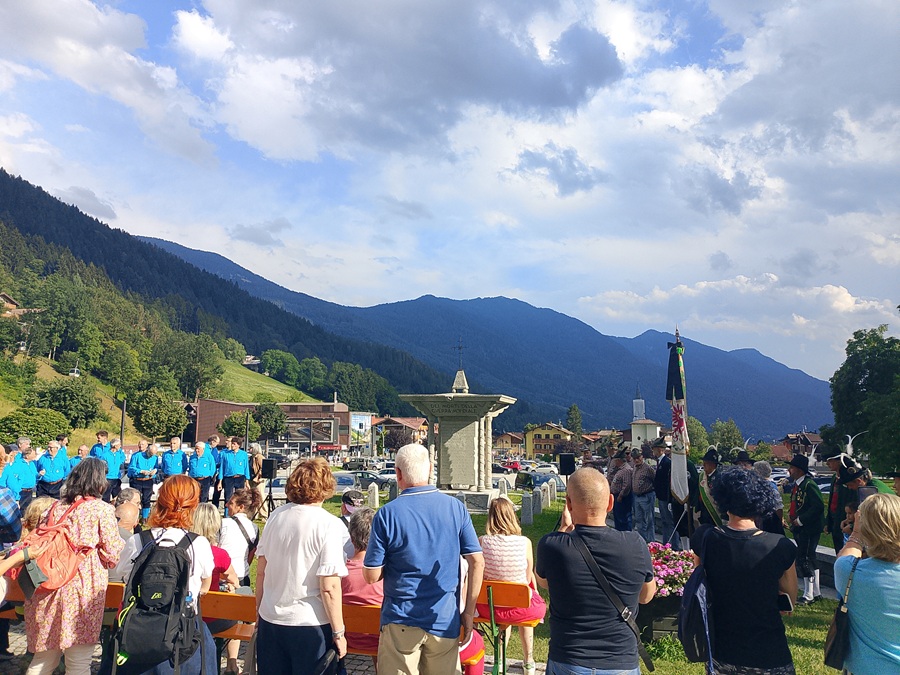 Pinzolo celebra il centenario del Monumento ai Caduti: una cerimonia tra memoria, storia e note del coro Presanella