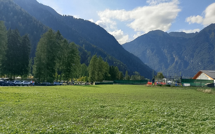 Sotto il prato verde si trova la galleria della Circonvallazione di Pinzolo
