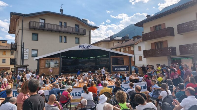 In piazza Carera 120 bambini imparano l’antica arte del formaggio