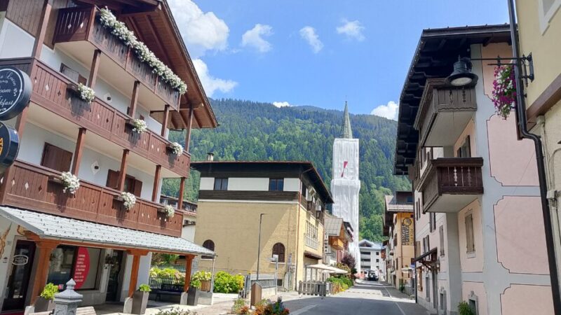 Pinzolo: anche quest’anno le bandiere su campanile, nonostante l’impalcatura