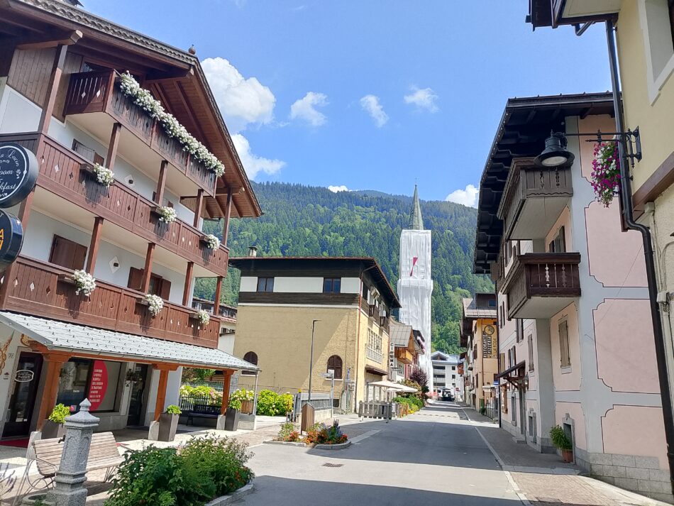 Pinzolo: anche quest’anno le bandiere su campanile, nonostante l’impalcatura
