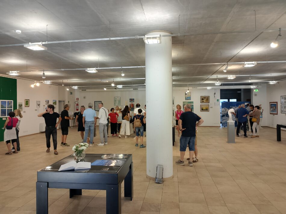 Inaugurata a Pinzolo la mostra “Acqua, forme e visioni”: ventotto artisti per un dialogo tra arte e natura