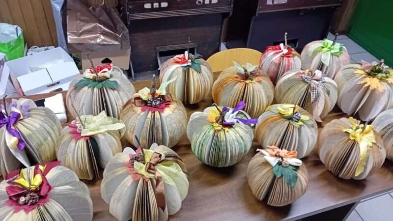 Pinzolo – Zucche e vecchi libri: le decorazioni per lo Spiedo di San Gerolamo