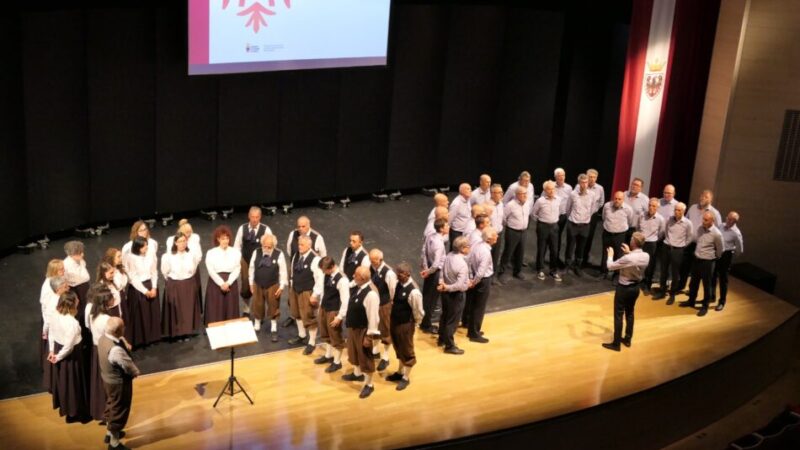 ​Grande emozione al Teatro Comunale per l’evento celebrativo: conferito alla Federazione Cori del Trentino il titolo di “Ambasciatore dell’Autonomia”.