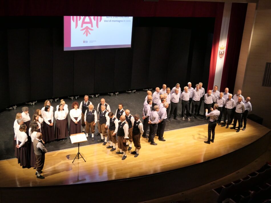 ​Grande emozione al Teatro Comunale per l’evento celebrativo: conferito alla Federazione Cori del Trentino il titolo di “Ambasciatore dell’Autonomia”.