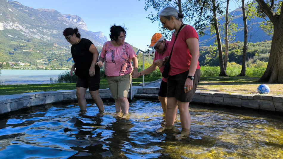 TIONE – A piedi nudi tra acqua, sassi e legno: una giornata speciale per il Laboratorio Sociale