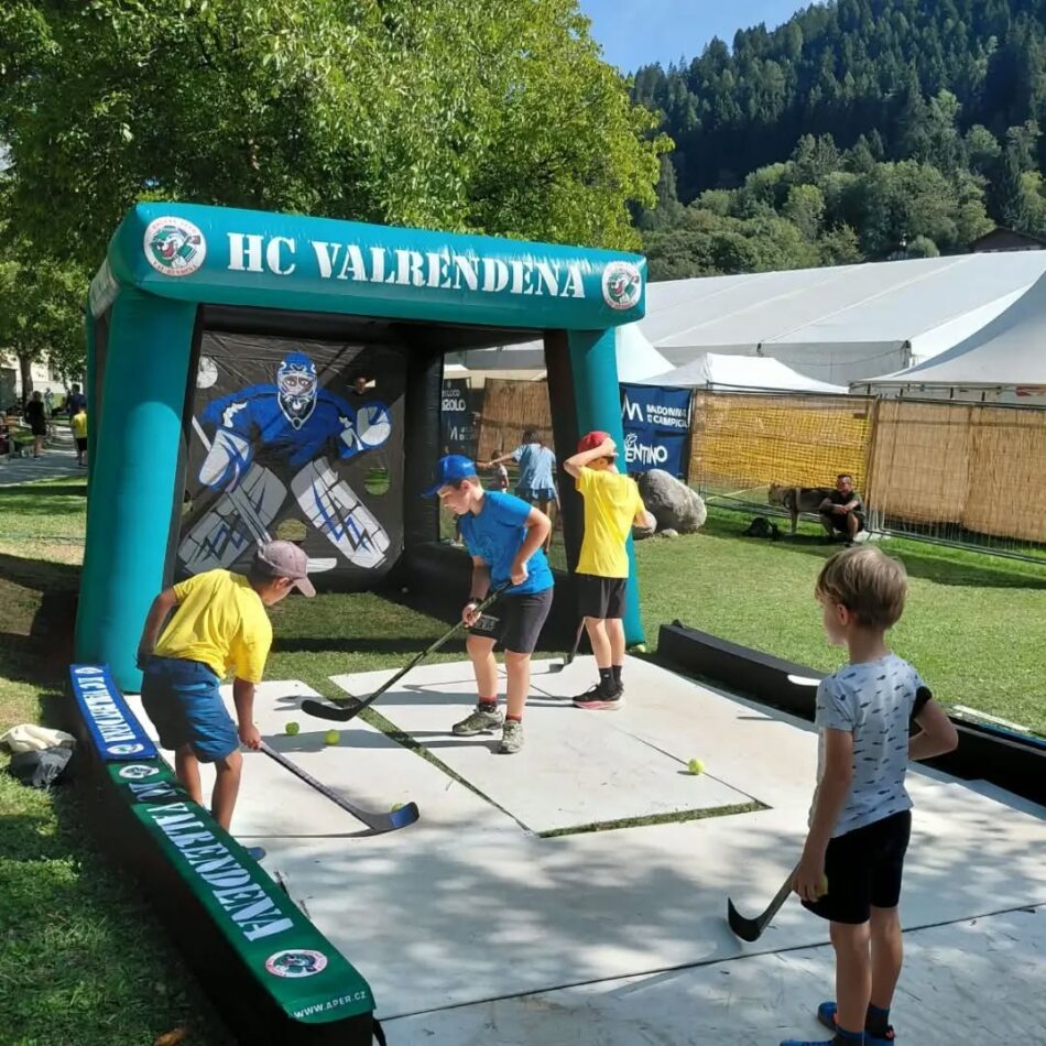 L’Hockey Club Val Rendena esce dal palaghiaccio: l’hockey arriva nei paesi