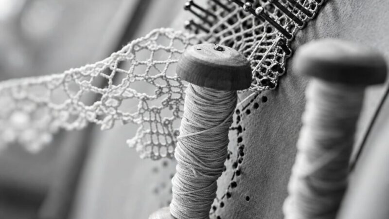 Quando i fuselli raccontano: a Darè rivive l’antica arte del tombolo
