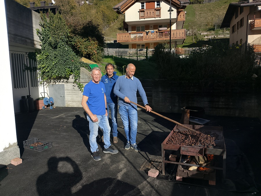 La Pro Loco di Carisolo ha preparato le castagne offerte dalla Pro Loco di Pinzolo
