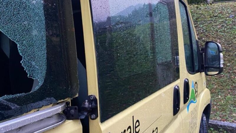 US Tione: vetri infranti e portiera rotta, danneggiato il pullman dell’associazione sportiva