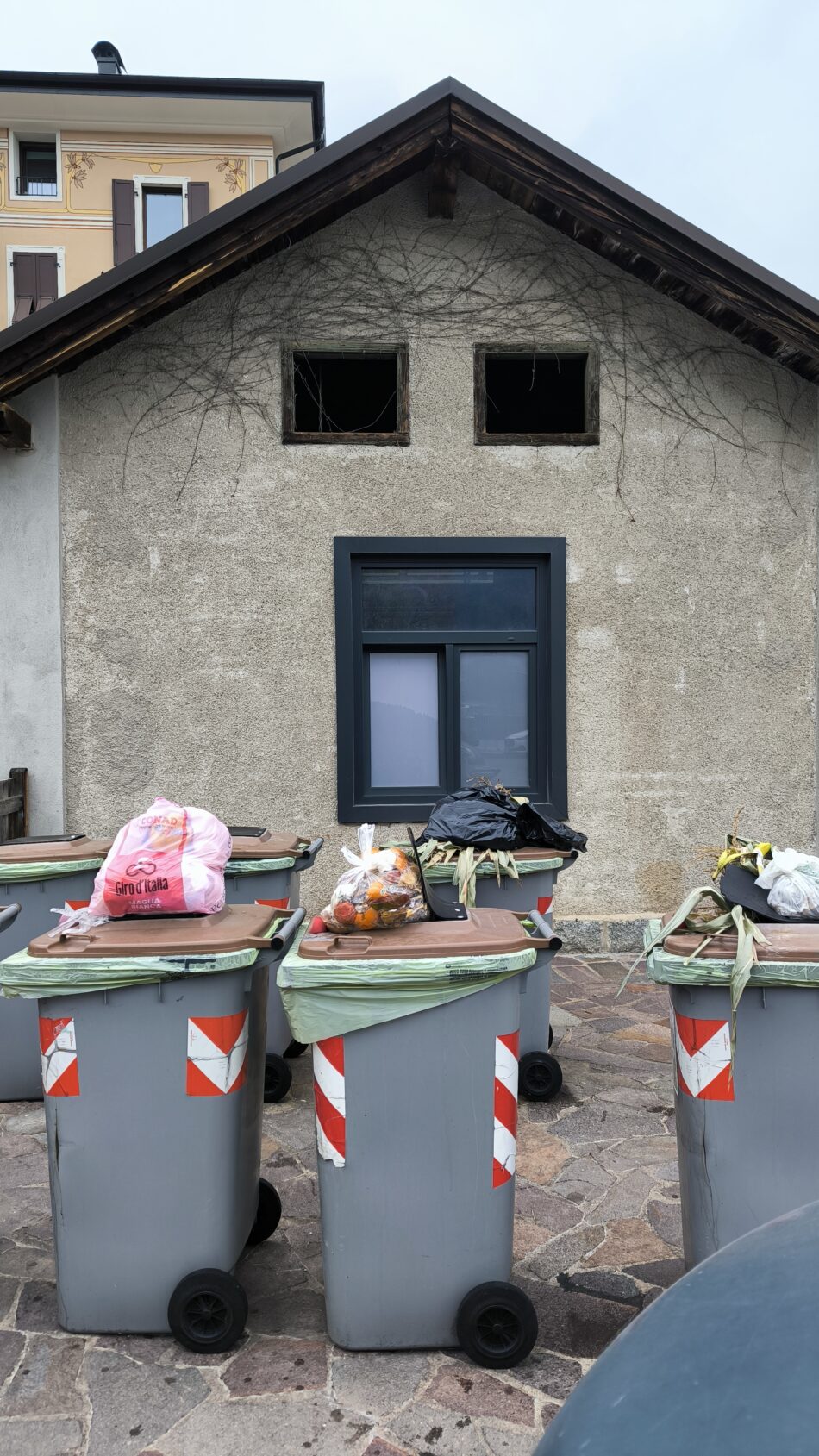 TIONE – quei due occhi sull’isola ecologica…