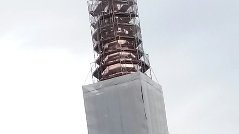Il campanile di Pinzolo ritrova il suo splendore: la cuspide brilla di rame
