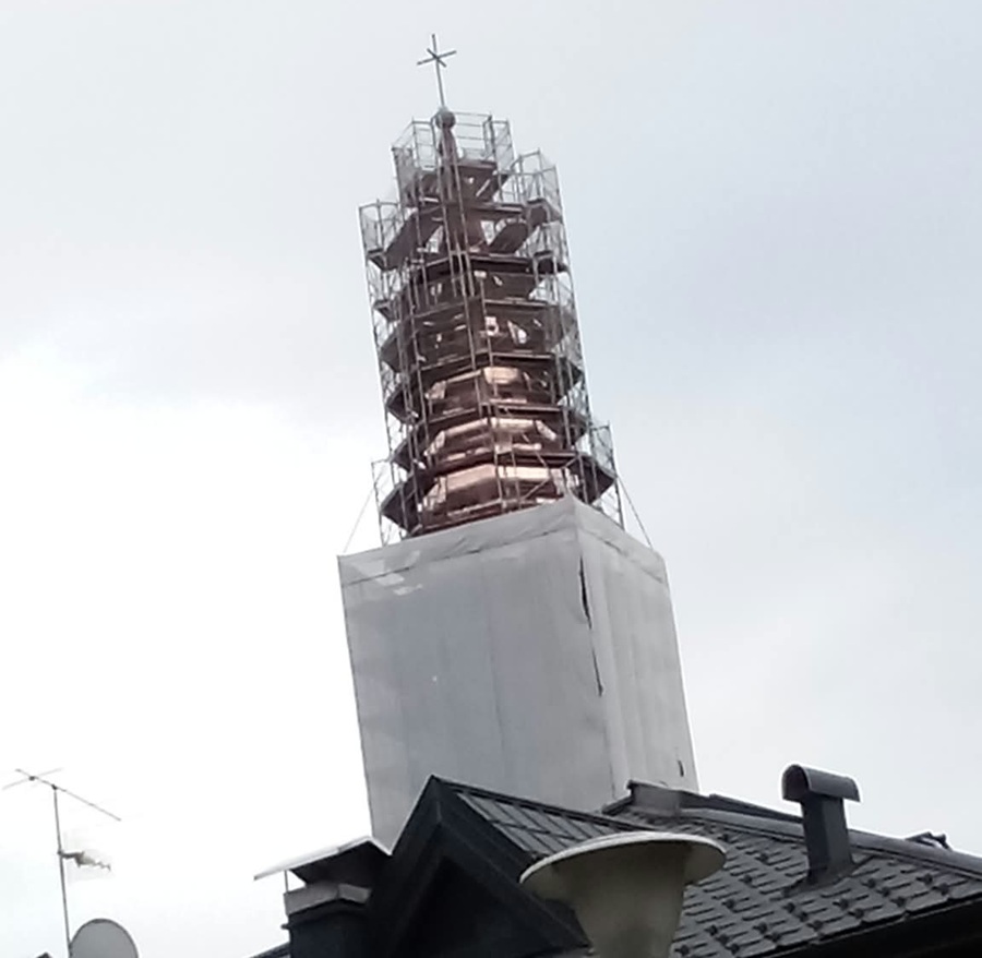 Il campanile di Pinzolo ritrova il suo splendore: la cuspide brilla di rame